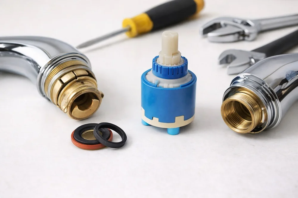 Musluk içinde conta ve kartuş parçalarını gösteren tamir görseli